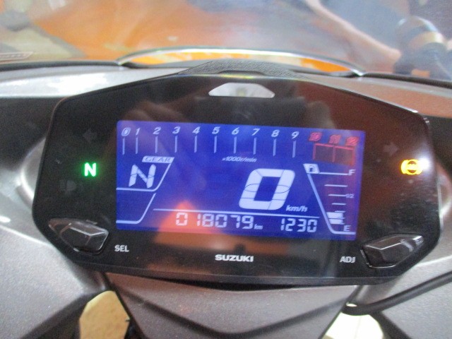 走行も１８０７９ｋｍのまだまだの一台！ジグサーのインパネはフルデジタルでとっても見やすいですよね！